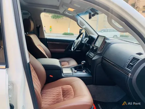 إيجار Toyota Land Cruiser 2022 في دبي