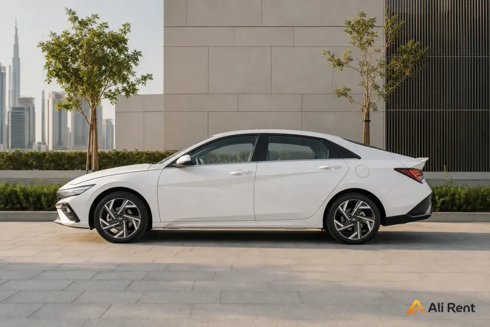 نمای جانبی هیوندای النترا ۲۰۲۵ سفید در دبی